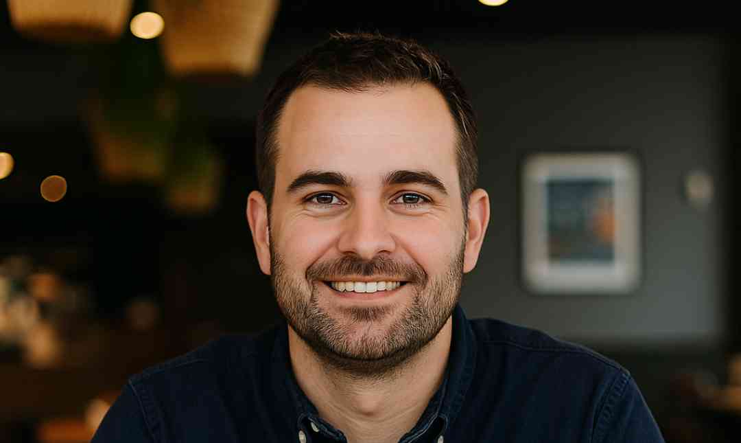 Erik Johansson liggande bild på kafé